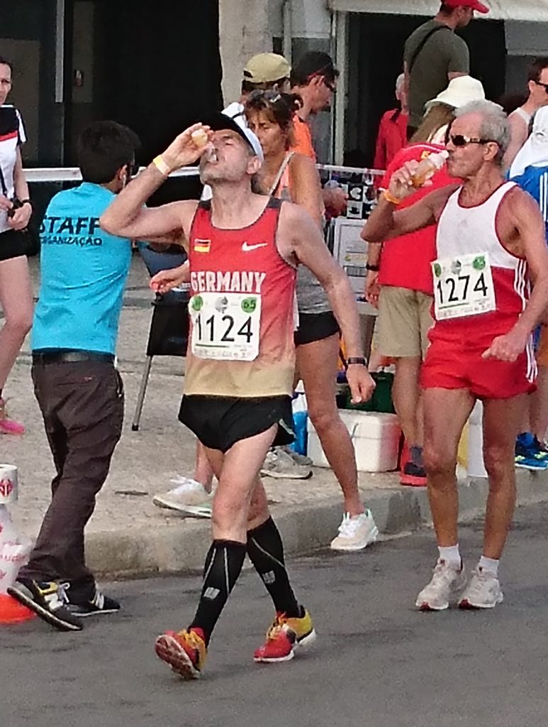 Bernd O. Hölters unterwegs auf der 30-km-Piste, gut versorgt von Wolf-Dieter Giese am deutschen Betreuungstisch